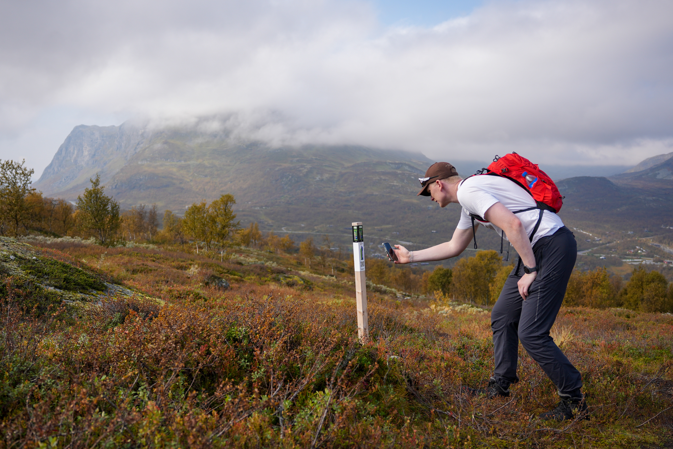Participant scans pole during Pole Hunt at Tyin Filefjell