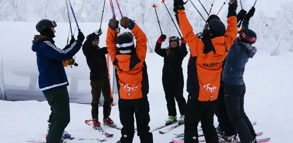 Students and teacher at ski school in Tyin Filefjell Ski Center