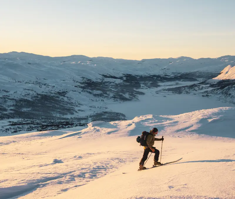 Skikjører på vei mot Skørsnøse på randonnéetur fra Tyin Filefjell