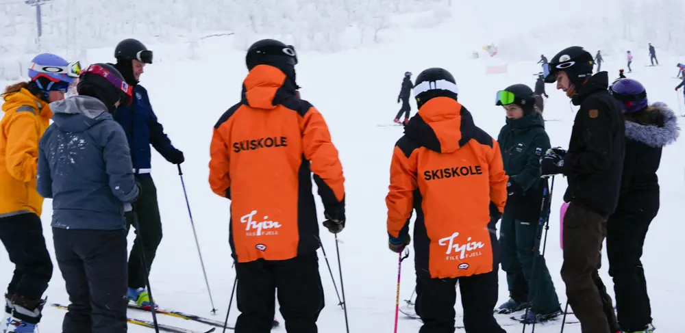 Students and teacher at ski school in Tyin Filefjell Ski Center
