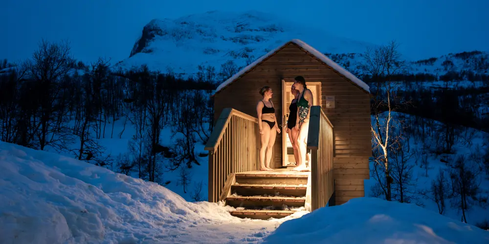 Venner nyder en sauna på Filefjellstuene en vinteraften