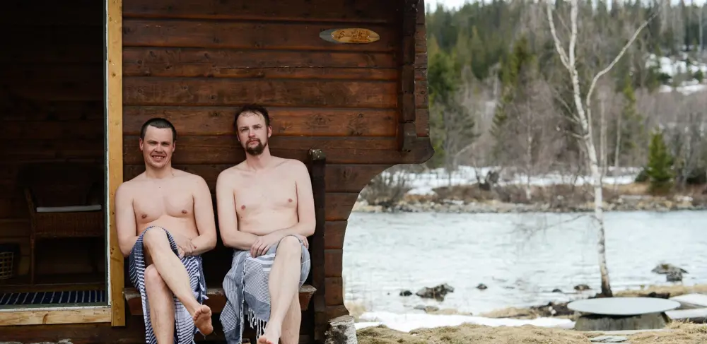 Hallgrim Rogn og Knut Lerhol har sammen skrevet boken Badstufolk. 