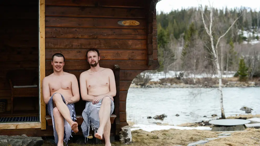 Hallgrim Rogn og Knut Lerhol har sammen skrevet boken Badstufolk. 