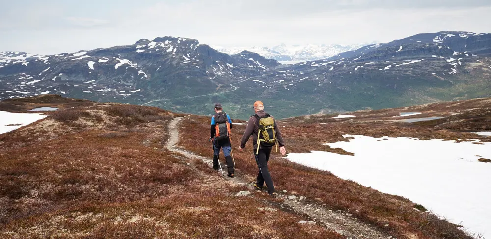 Hikers on a hike around Lake Tenla at Tyin Filefjell