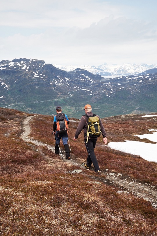 Hikers on a hike around Lake Tenla at Tyin Filefjell
