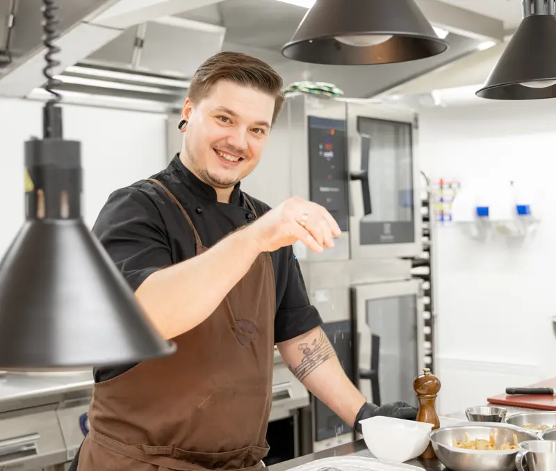 Kokken tilbereder lækker mad i køkkenet på Filefjellstuene