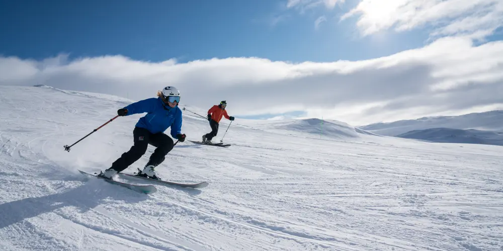 Skikjørere i alpinbakke i Tyin Filefjell Skisenter