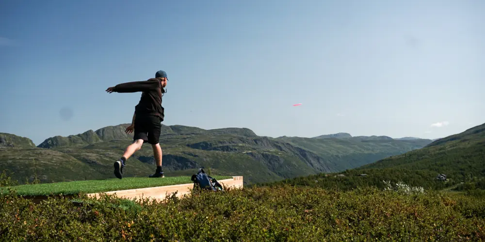Deltaker spiller frisbeegolf på Tyin Filefjell