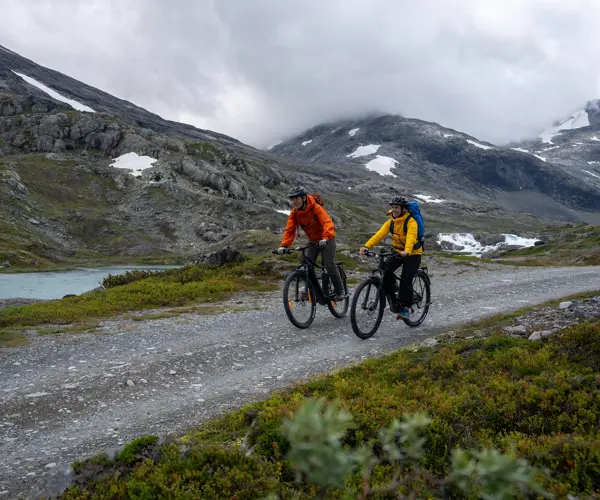 Cycling on Koldedalsvegen at Jotunheimen
