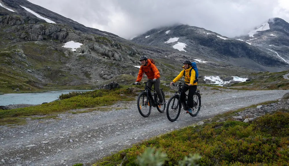 Cycling on Koldedalsvegen at Jotunheimen
