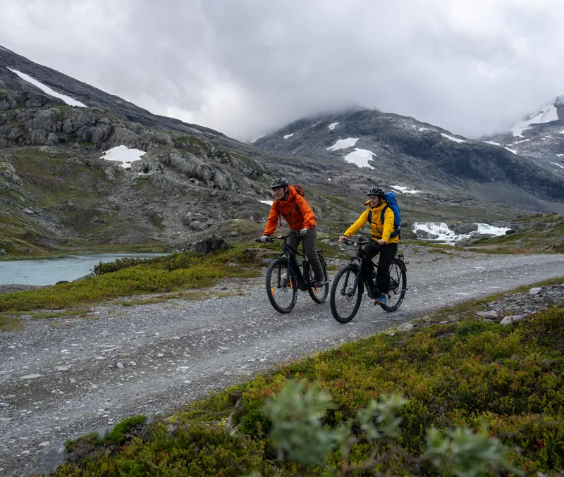 Cycling on Koldedalsvegen at Jotunheimen