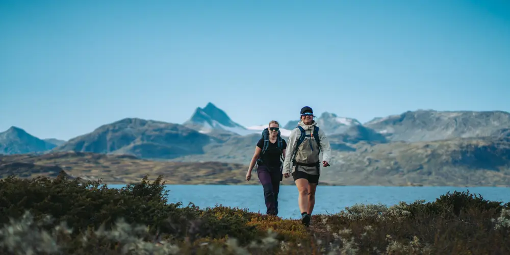 Venner på tur med Uranostind i bakgrunnen