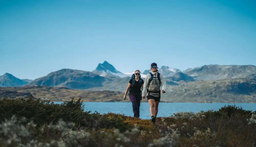 Venner på tur med Uranostind i bakgrunnen